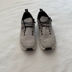 On cloud On Running women’s Light Gray Athletic Shoes